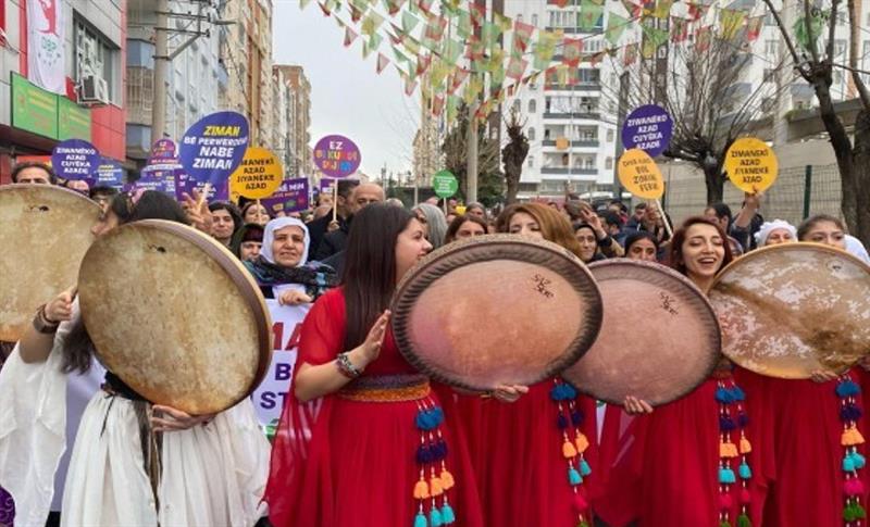 DI ROJA ‘ZIMANÊ DAYÎKÊ’ DE LI AMEDÊ JI BO ‘KURDÎ’ MEŞEK HAT KIRIN