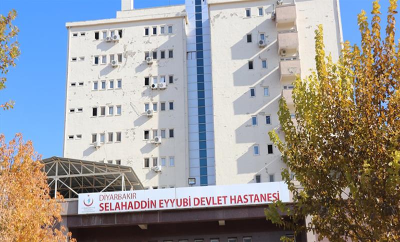 DİYARBAKIR’DA DEPREMDE ZARAR GÖREN HASTANENİN BİR KISMI YIKILDI