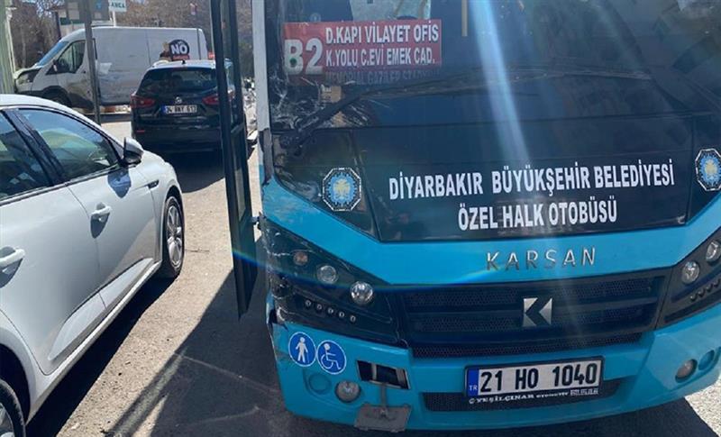 DİYARBAKIR’DA 2 MİNİBÜS VE 2 OTOMOBİLİN KAZASINDA 13 YARALI