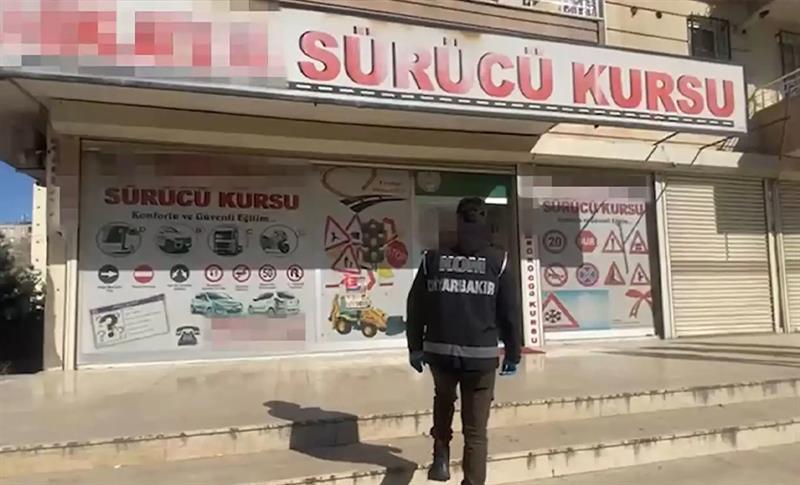 EHLİYET SINAVINDA KOPYA ÇEKTİREN SÜRÜCÜ KURSLARINA OPERASYON!