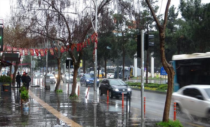 DİYARBAKIR GÜNE YAĞMURLA BAŞLADI