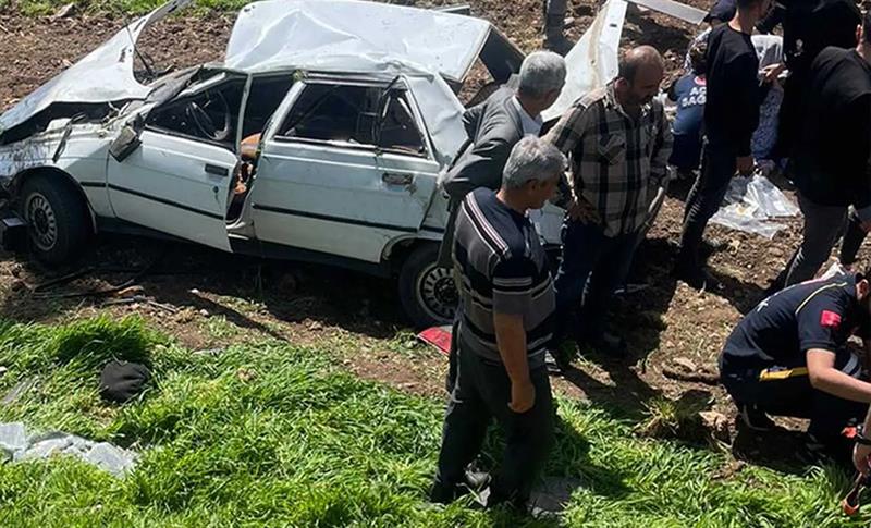 DİYARBAKIR'DA 9 KİŞİNİN İÇİNDE OLDUĞU ARAÇTA KAZA MEYDANA GELDİ