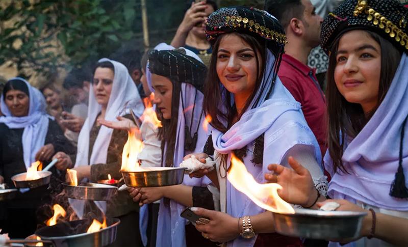 ÊZİDÎYAN KURDANÊ ROŞANÊ ÇARŞEMA SOR Ê PİROZ KERD