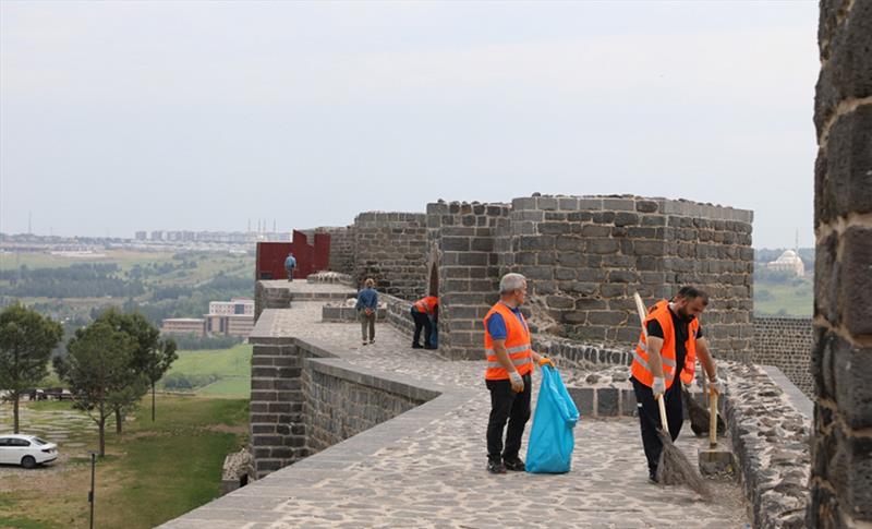 DİYARBAKIR'DA TARİHİ MEKÂNLARDA TEMİZLİK ÇALIŞMASI YAPILIYOR