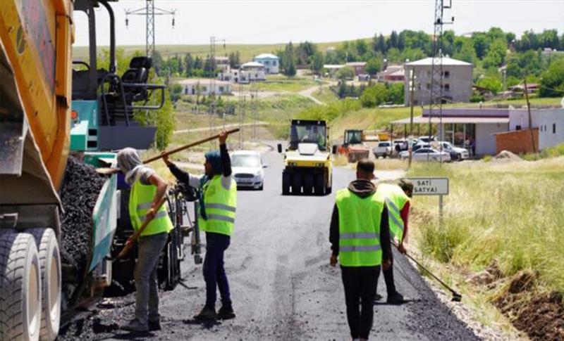 DİYARBAKIR BELEDİYESİNDEN HASARLI YOLLARIN ASFALT ÇALIŞMASI