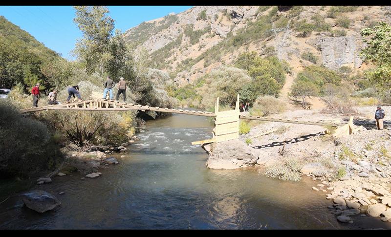 DERSİM – KÖPRÜ 1994’TE ASKERLER TARAFINDAN YIKILDI, MAĞDUR KÖYLÜLER KÖPRÜYÜ YENİDEN YAPMAYA BAŞLADI