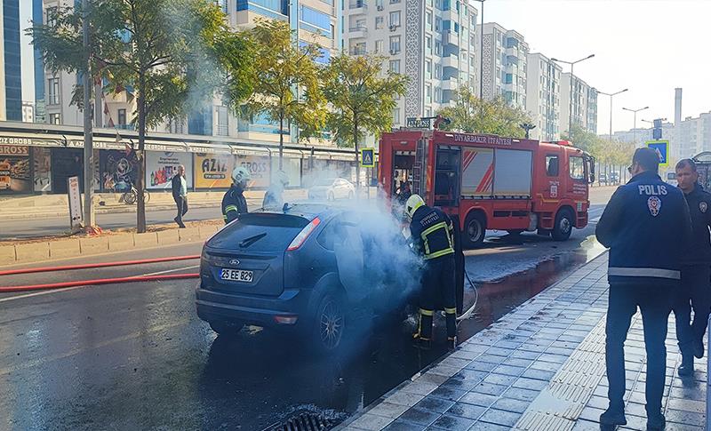 DİYARBAKIR’DA SEYİR HALİNDEKİ ARAÇ ALEV ALDI