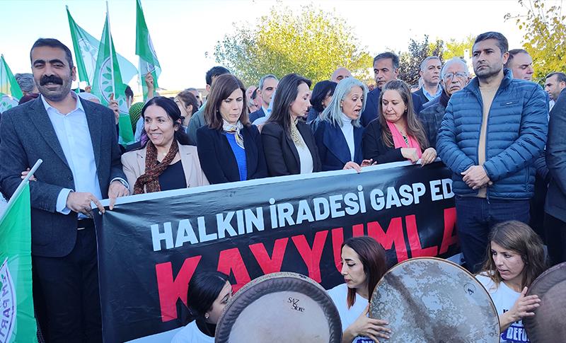 DİYARBAKIR’DA KAYYIM ATAMALARINA KARŞI BÜYÜK YÜRÜYÜŞ DÜZENLENDİ: HALKIN İRADESİNE SAHİP ÇIKILDI