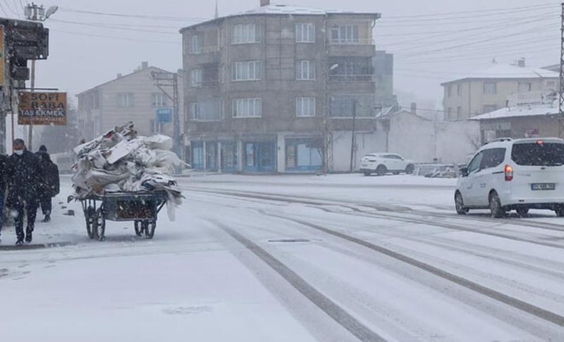 VAN'DA KAR YAĞIŞI NEDENİYLE 164 YERLEŞİM YERİNİN YOLU ULAŞIMA KAPANDI