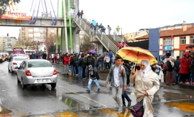 VATANDAŞLAR BAĞLAR’DAKİ ÜST GEÇİDİN GÜVENLİ OLMADIĞINI SÖYLÜYOR