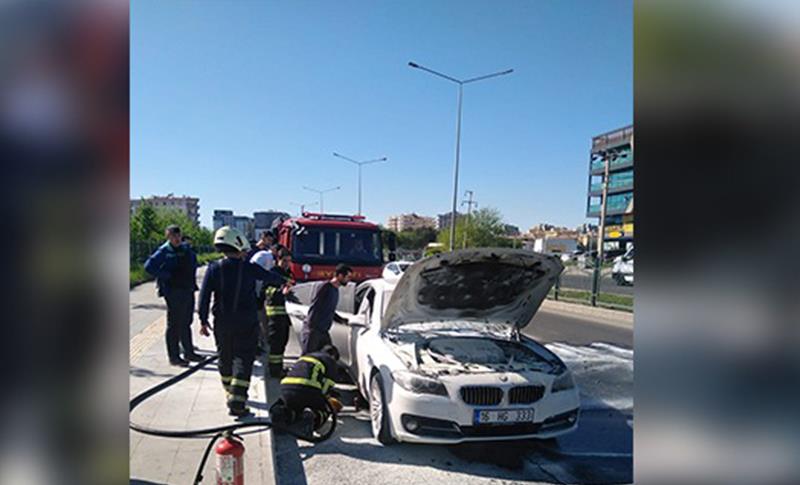 DİYARBAKIR’DA SEYİR HALİNDEKİ ARAÇ ALEV ALARAK KÜLE DÖNDÜ