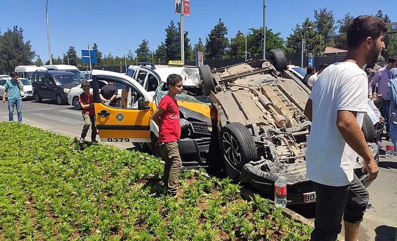 DİYARBAKIR’DA OTOMOBİL KAZASI: 1 KİŞİ ÖLDÜ 1'İ AĞIR 2 KİŞİ YARALANDI