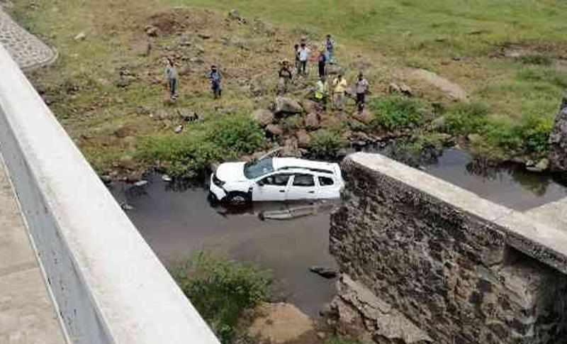 SİVEREK’TE OTOMOBİL KÖPRÜDEN AŞAĞIYA DÜŞTÜ, ŞOFÖR YARALANDI