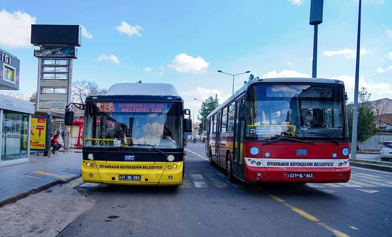 BELEDİYE OTOBÜSLERİNDE KLİMALAR ARIZALI OLDUĞU İÇİN YOLCULAR ZOR ANLAR YAŞIYIOR