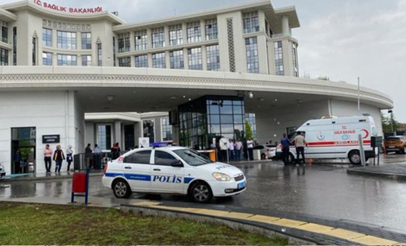 AMBULANS ŞOFÖRÜ KENDİNİ SAĞLIK BAKANLIĞI ÖNÜNDE ARACA KİLİTLEDİ