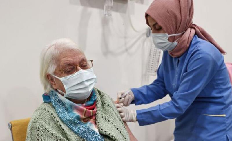 SAĞLIKÇILAR MASKE TAKMA VE AŞI OLMAYI ÖNERİYOR