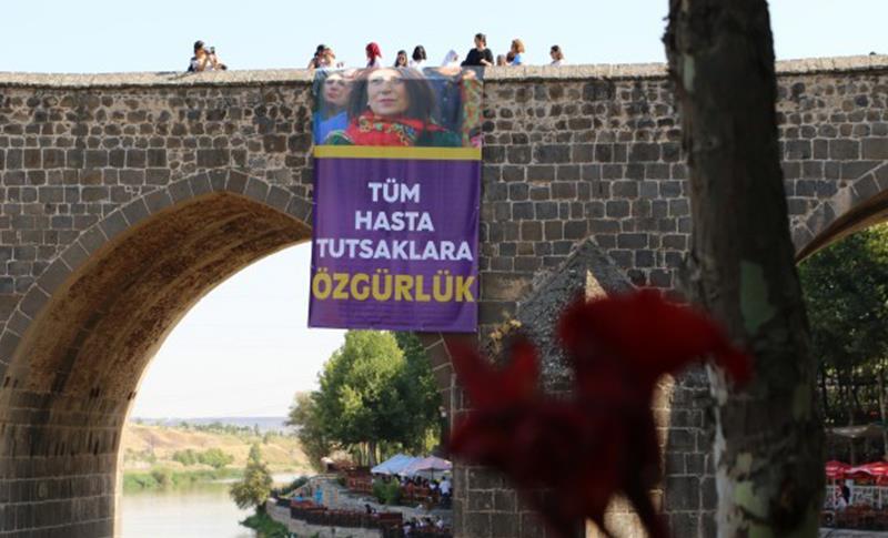 ON GÖZLÜ KÖPRÜ'YE AYSEL TUĞLUK'UN PANKARTI ASILDI