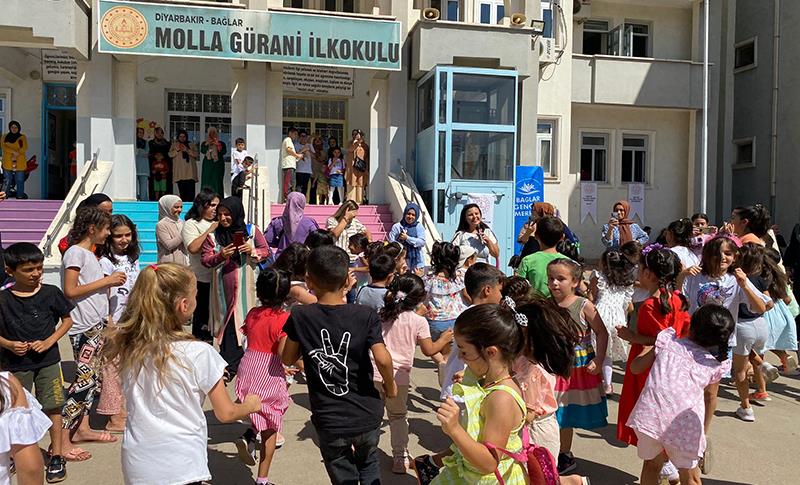 BAĞLAR’DA ÇOCUKLARA “OKULUNA HOŞ GELDİN” ETKİNLİĞİ